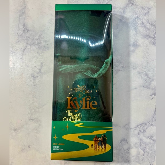 Kylie Jenner x Wizard of Oz Makeup Brush Carrier - Picture 4 of 4